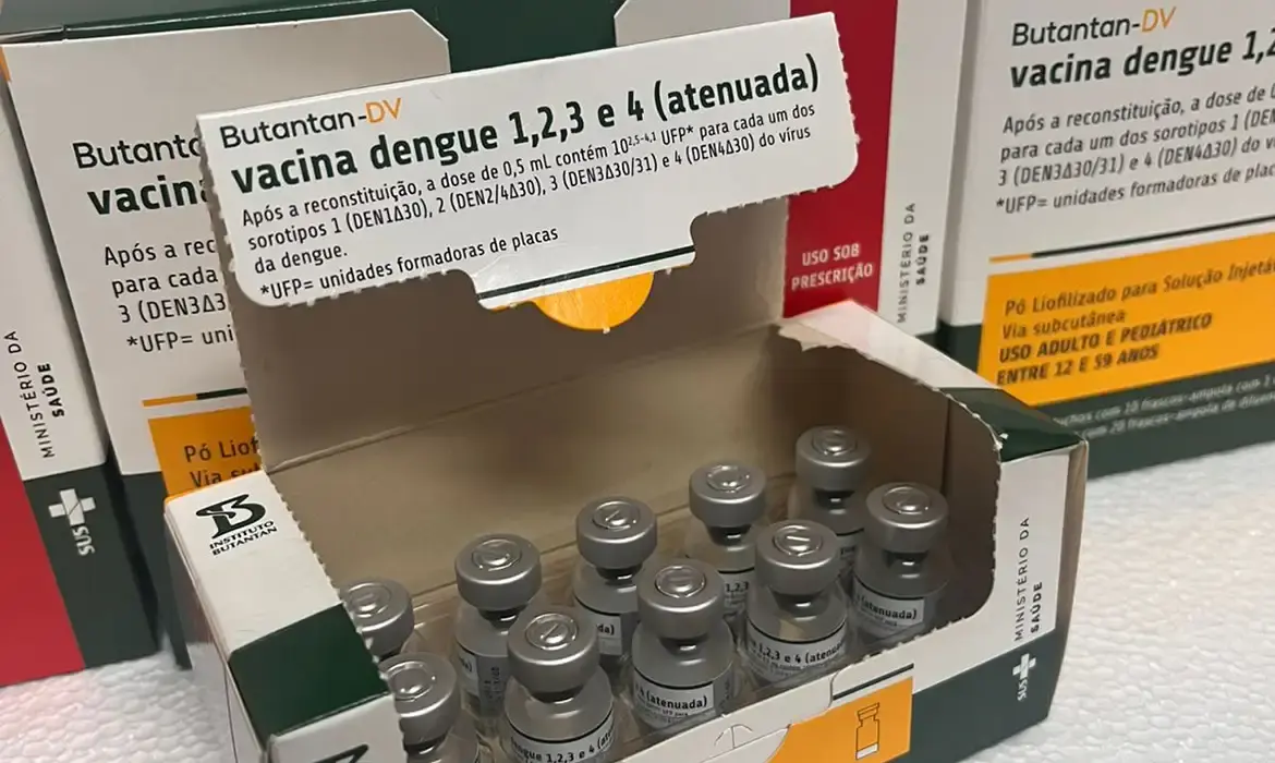 Suspensão da vacina da dengue do Butantan após 42 casos adversos em investigação.