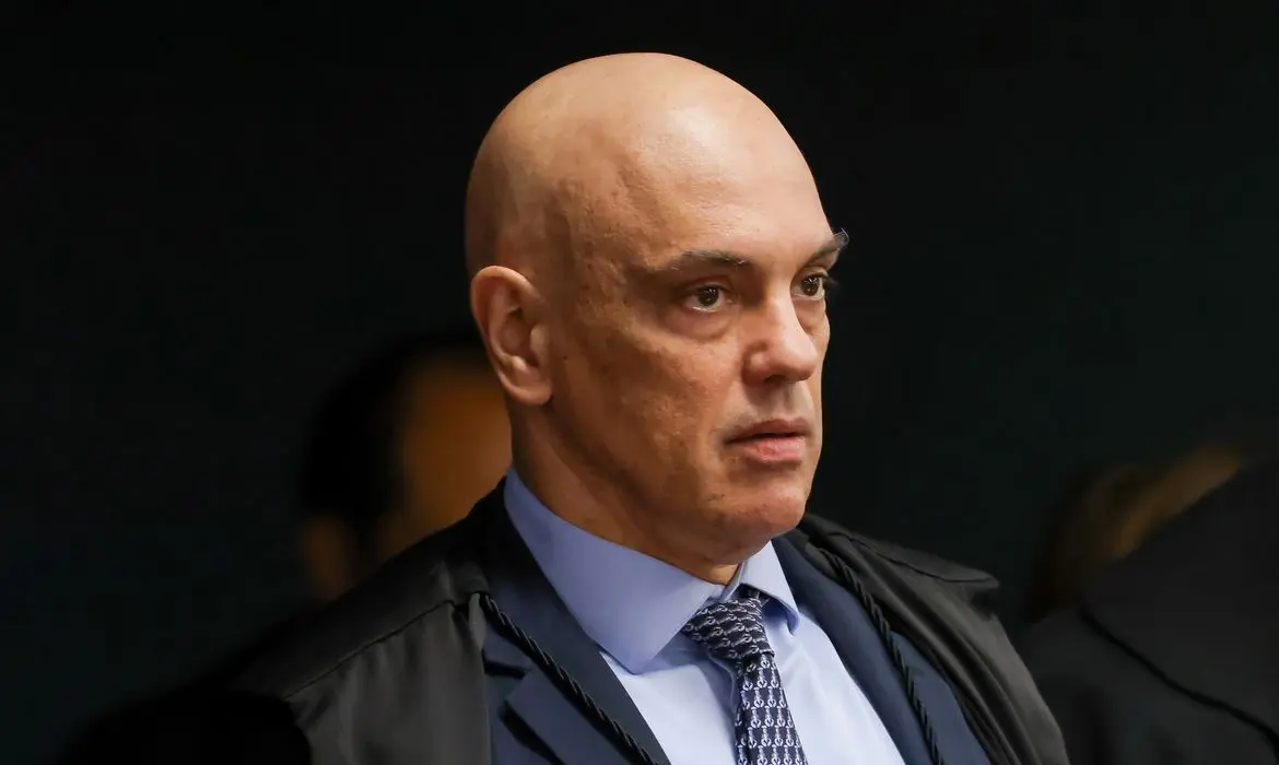 Ministro do STF Alexandre de Moraes vota para condenar Eduardo Bolsonaro por coação