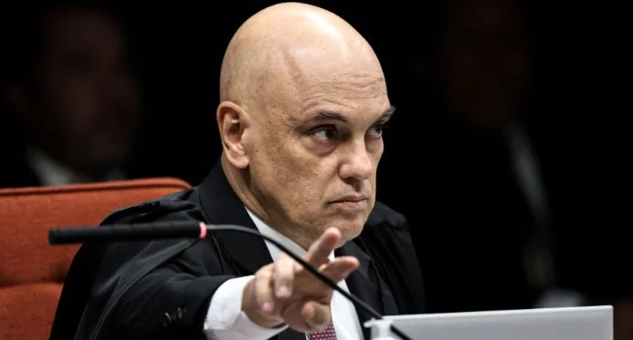 Ministro do STF Alexandre de Moraes mantém julgamento de Eduardo Bolsonaro nesta terça-feira.