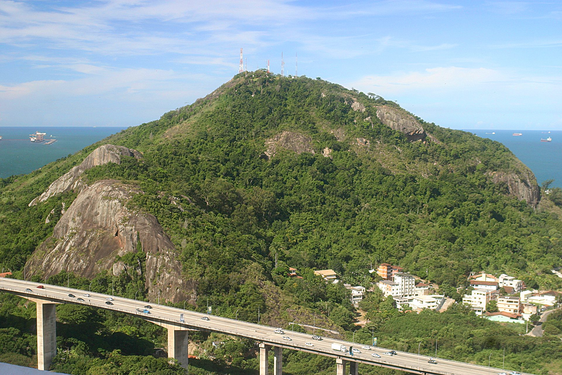 As obras de implantação da nova infraestrutura urbanística do Morro do Moreno tiveram início em novembro de 2025