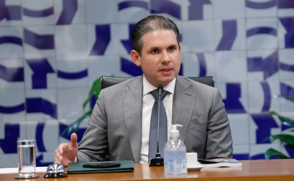 Presidente da Câmara, Hugo Motta, adia reunião sobre projeto de lei do fim da 6x1.