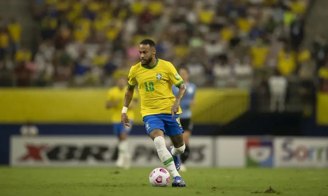 Neymar treina no gramado do Columbia Park em Nova Jersey durante recuperação física.