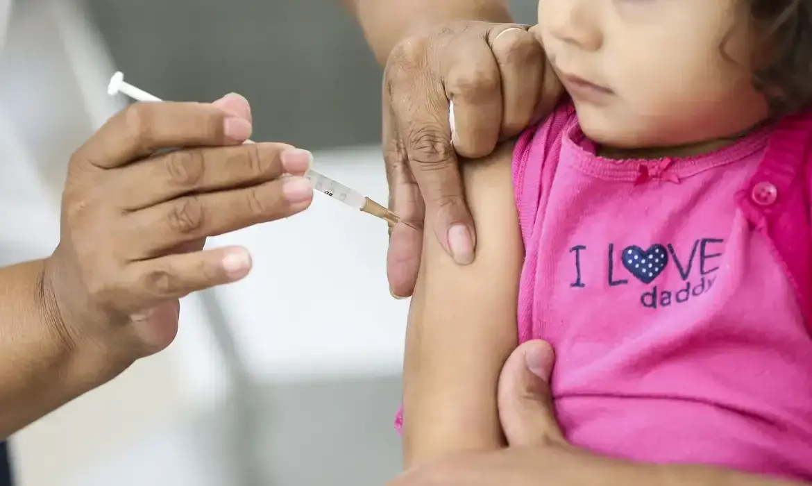 Vacina pneumocócica 20-valente substitui a VPC10 no SUS para crianças.