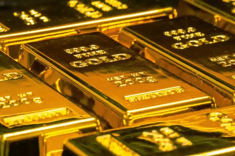 Ouro encerra em alta forte devido a acordo entre EUA e Irã que reduz tensões inflacionárias.