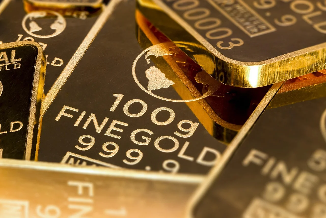 Ouro fecha em alta de 0,62% enquanto mercados aguardam decisão do Fed sobre juros.