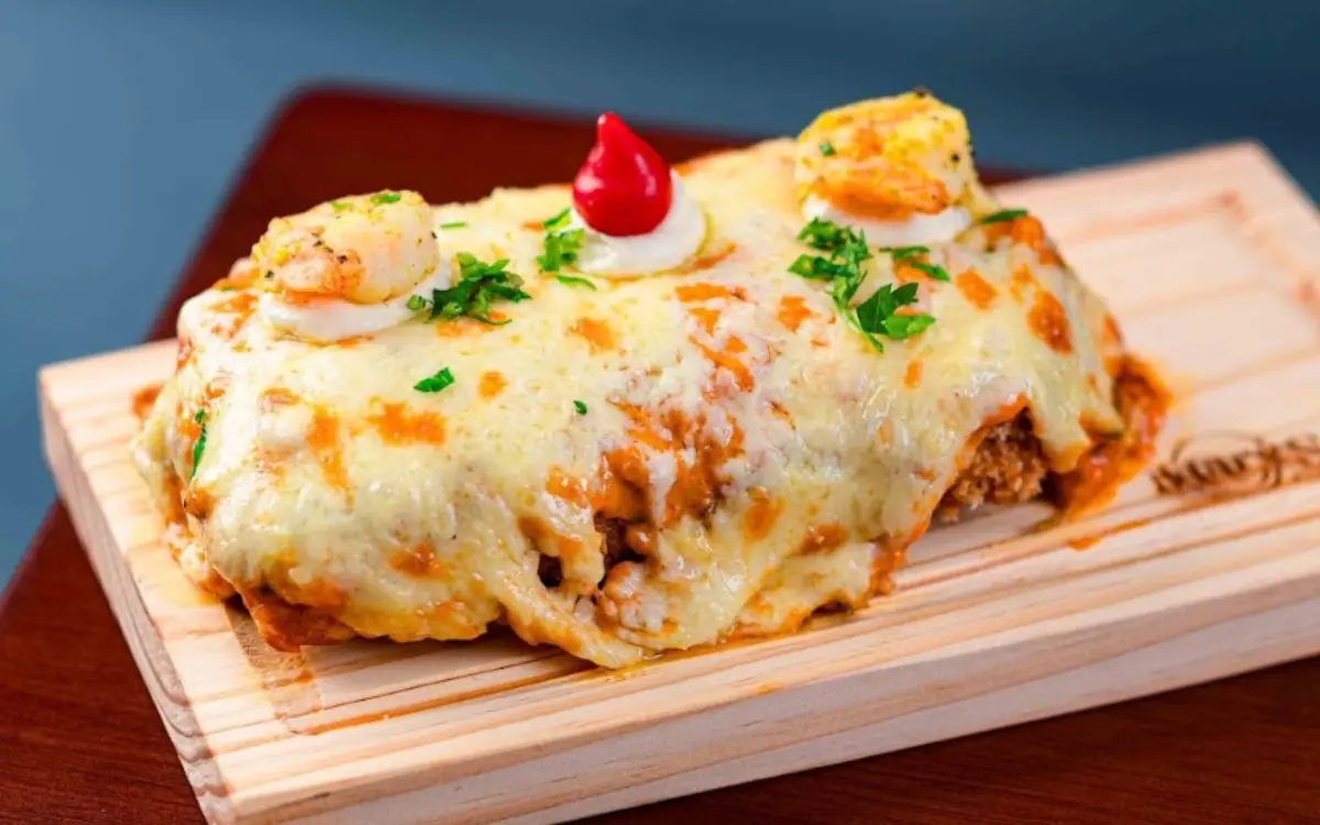 Parmegiana de Camarão, do Marés Gastrobar, é uma das apostas do Roda de Boteco 2026. O petisco traz steak especial de camarão empanado, finalizado com molho de camarão e blend de queijos gratinados