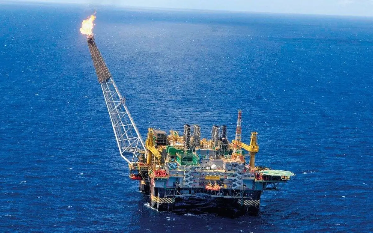 Petróleo apresenta queda em meio a negociações entre EUA e Irã sobre restrições.