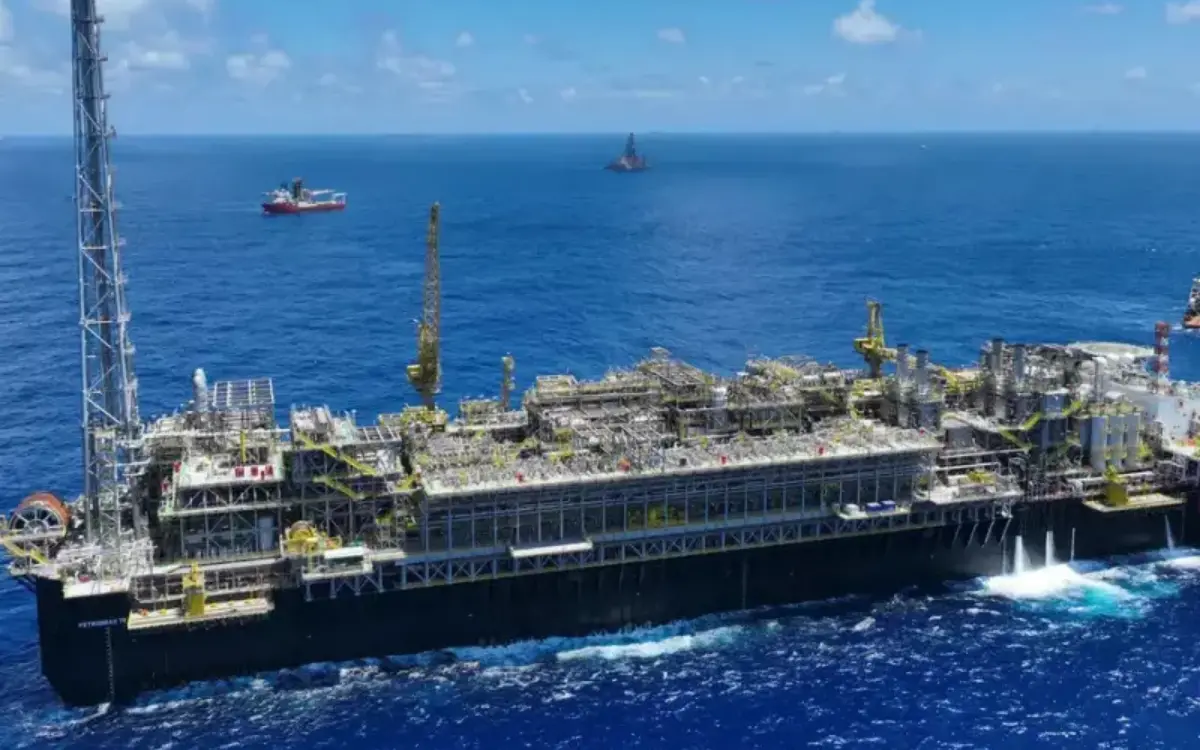 Petróleo Brent e WTI fecham em queda após aumento da oferta e normalização no Estreito de Ormuz.