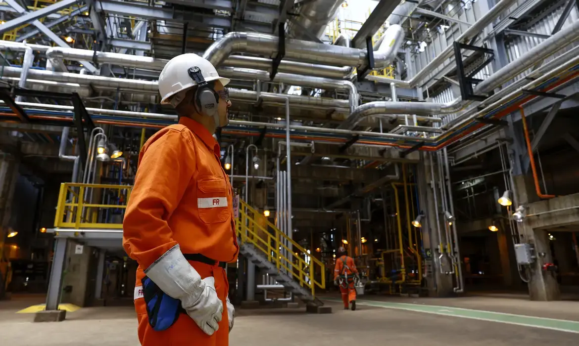 Crescimento do PIB brasileiro em abril de 2023 apesar de juros altos e choque do petróleo.