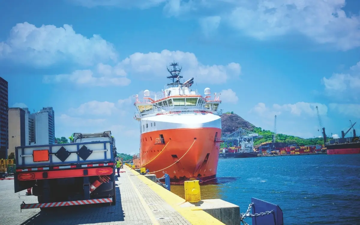 Água de lastro em navios pode transportar espécies invasoras e afetar ecossistemas