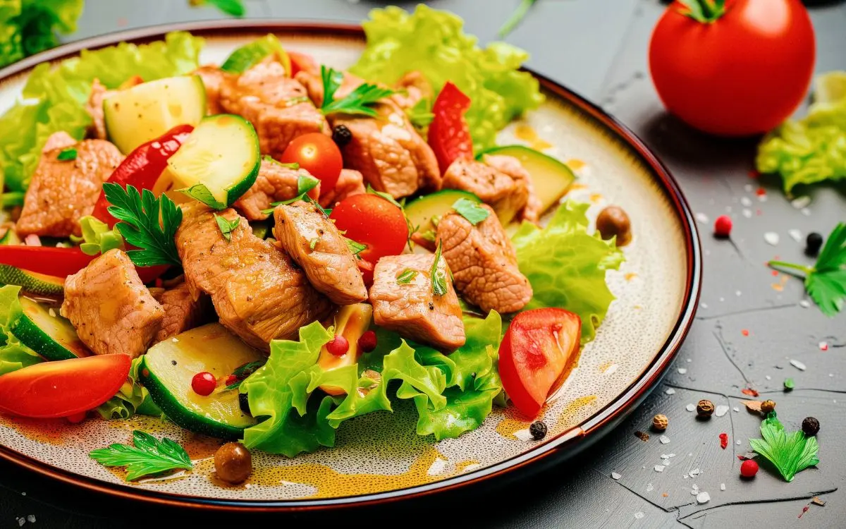 Considerado um dos alimentos mais presentes em dietas voltadas para emagrecimento e ganho de massa muscular, o frango oferece proteína de alto valor biológico e baixo teor de gordura.
