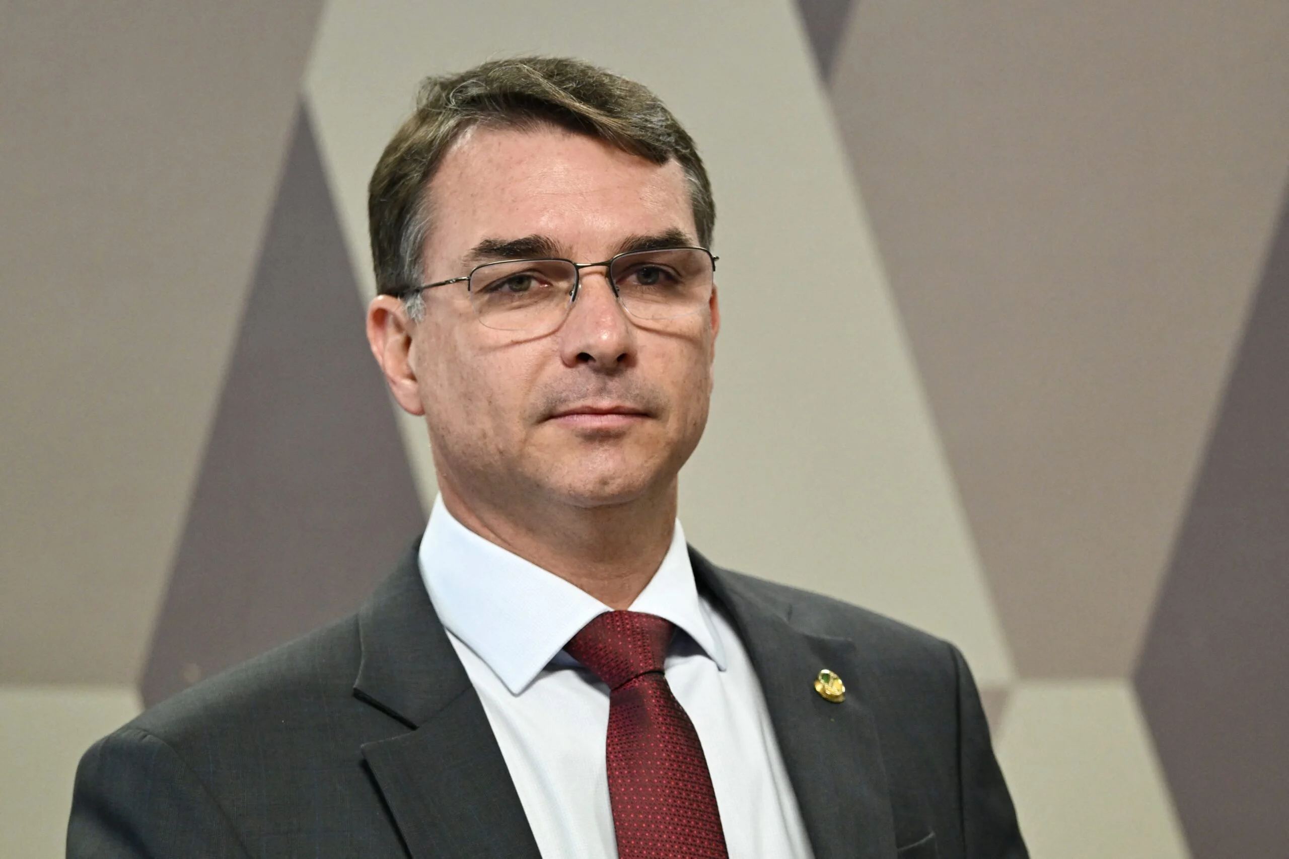 Se Fl&aacute;vio Bolsonaro n&atilde;o tiver como comprovar empr&eacute;stimo de Vorcaro, &eacute;  crime', diz advogado | Brasil de Fato