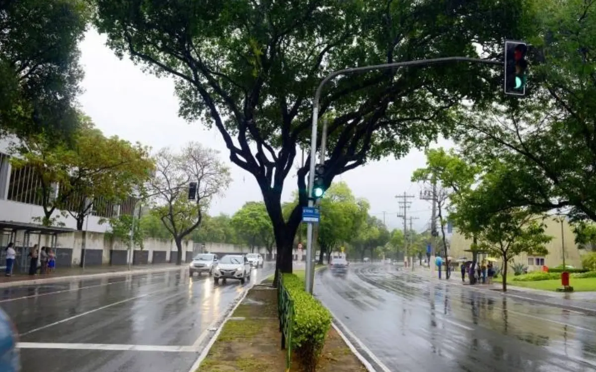 Previsão do tempo indica chuva e temperaturas amenas para o estado do Espírito Santo.