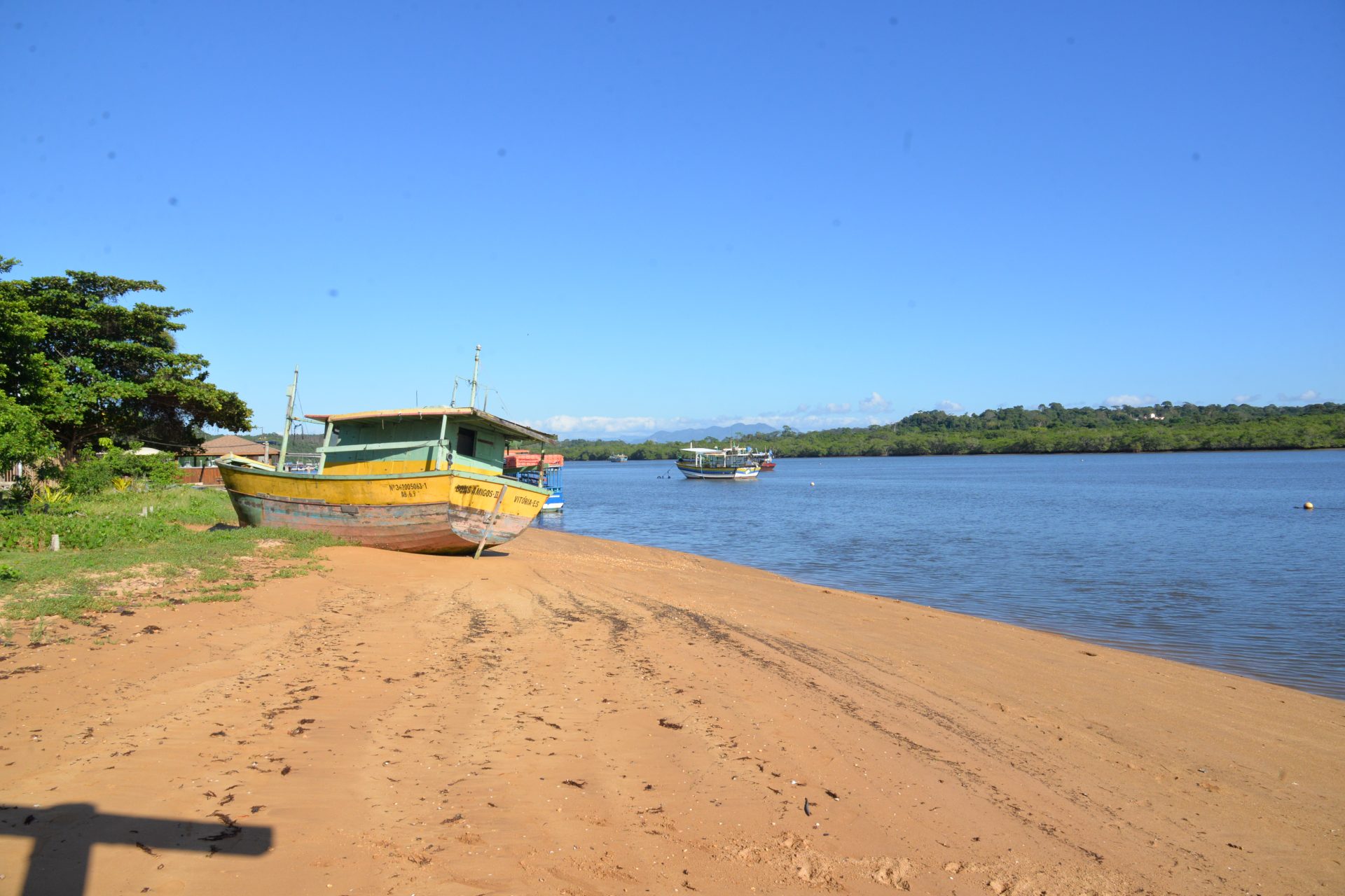 Cenário de praia em Santa Cruz, Espírito Santo, com sol e céu limpo.