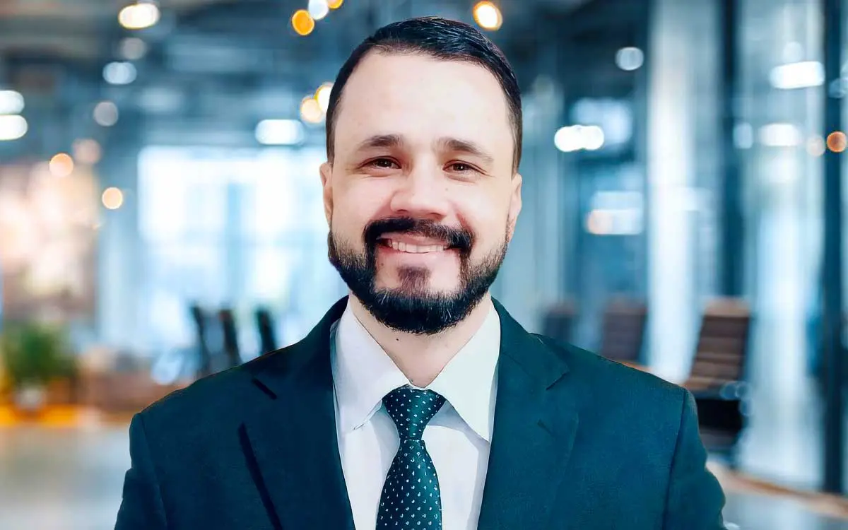 Raphael Wilson Loureiro Stein é advogado militante há 14 anos, especialista em Direito Médico e da Saúde. Concentra sua atuação em questões envolvendo planos de saúde e SUS em todo Brasil