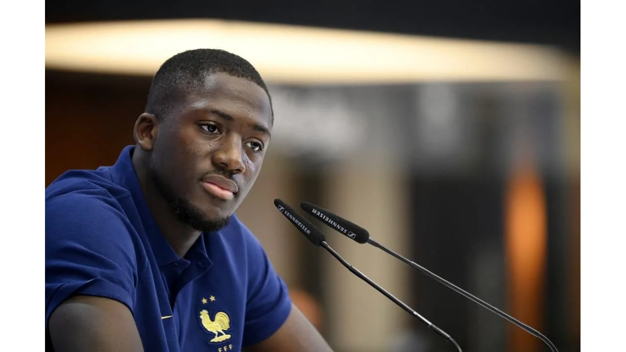 Zagueiro Ibrahima Konaté assina contrato com o Real Madrid até 2030.