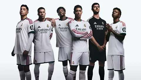 Novo uniforme do Real Madrid para 2026/2027 com detalhes em verde escuro e rosa.
