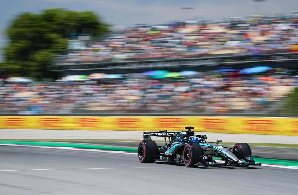 George Russell da Mercedes lidera o grid de largada no GP da Espanha em Barcelona.