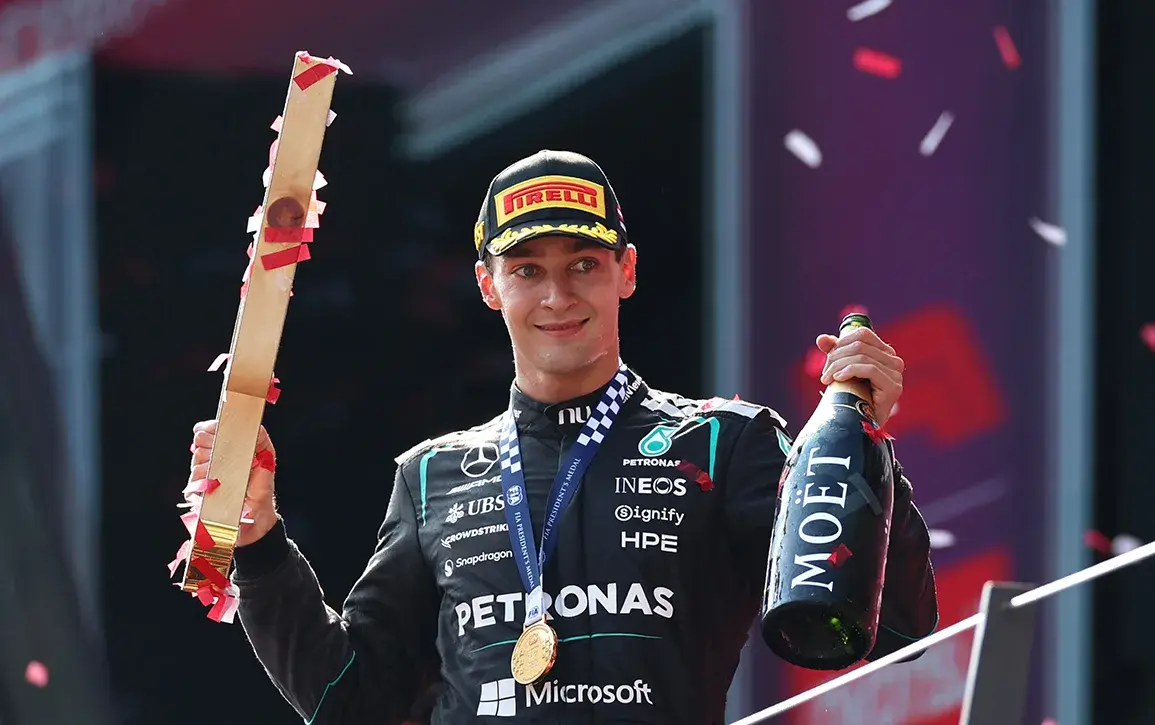 George Russell celebra vitória na Fórmula 1 após superar Max Verstappen e Kimi Antonelli.