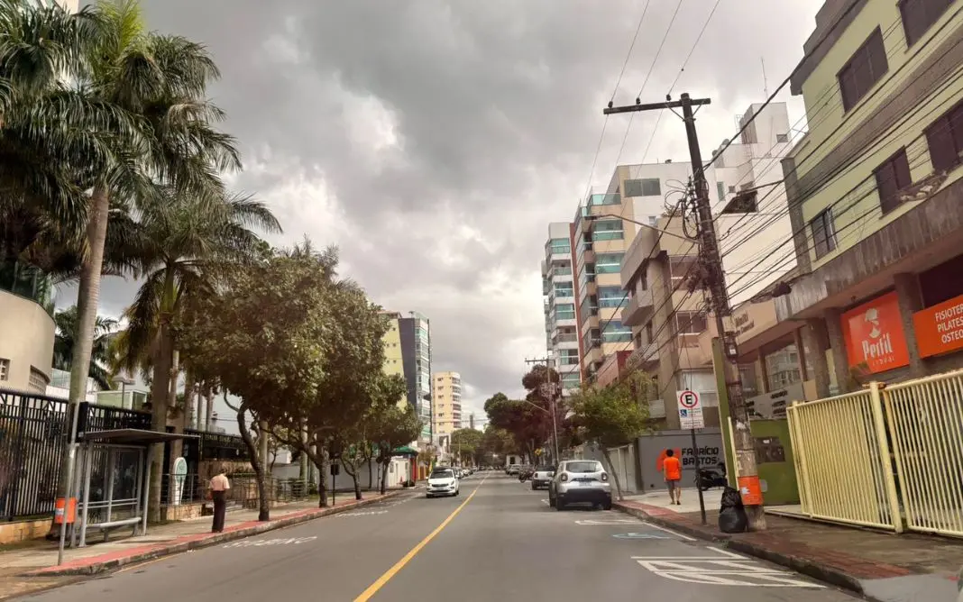 Previsão do tempo para sábado no Espírito Santo com chuvas rápidas e sol entre nuvens.