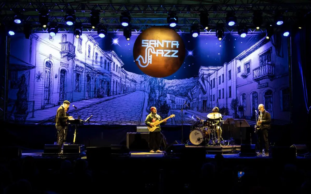 O Santa Jazz reúne artistas internacionais e brasileiros em uma programação que passeia pelo jazz, blues, bossa nova, MPB, soul e música instrumental