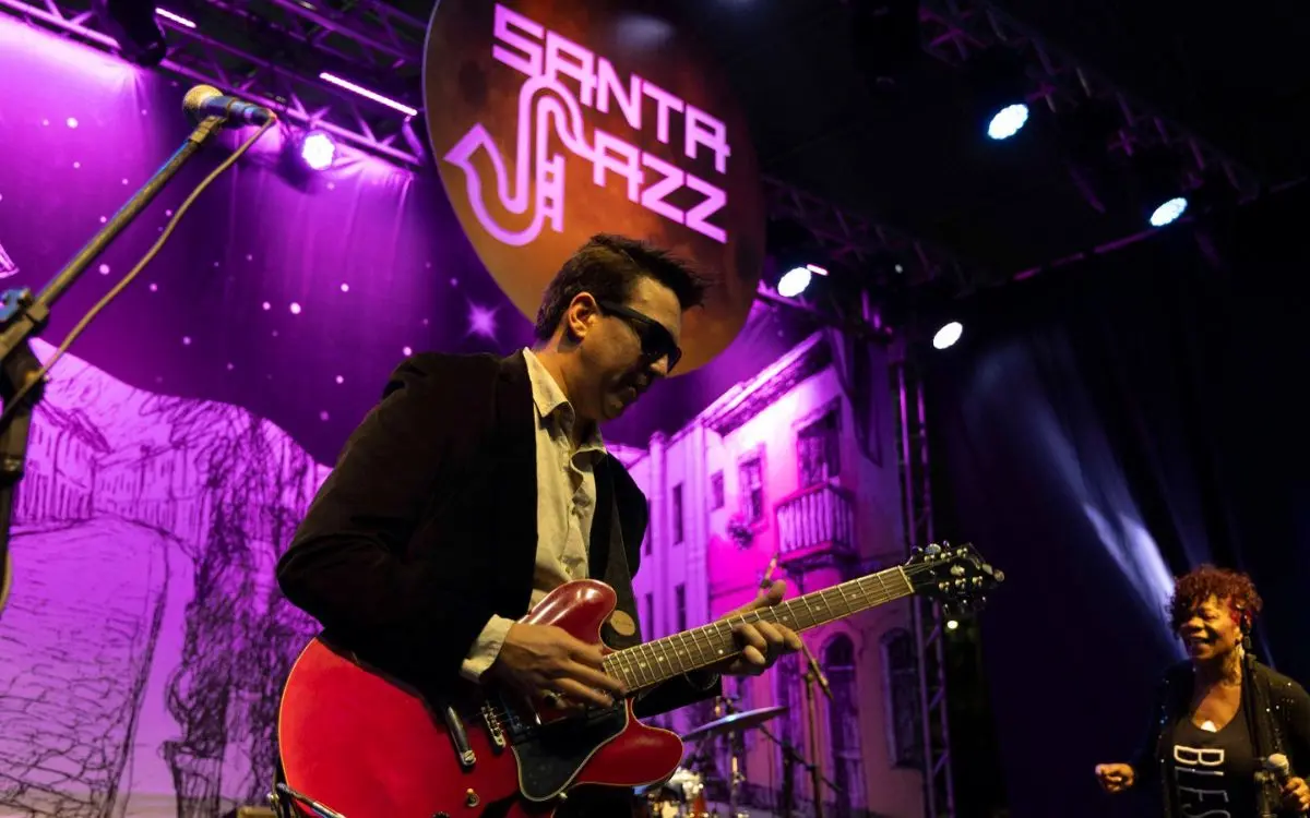 A 13ª edição do Santa Jazz segue movimentando Santa Teresa neste sábado (13), reunindo artistas nacionais e internacionais em uma programação que passeia pelo jazz, blues, soul, MPB e música instrumental