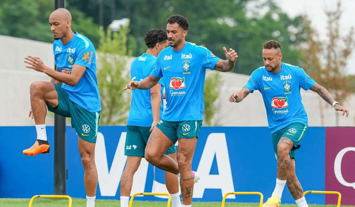 Fabinho, Danilo e Neymar durante treino de preparação da Seleção Brasileira para o duelo contra o Japão, pelos 16 avos de final da Copa, no CT Columbia Park