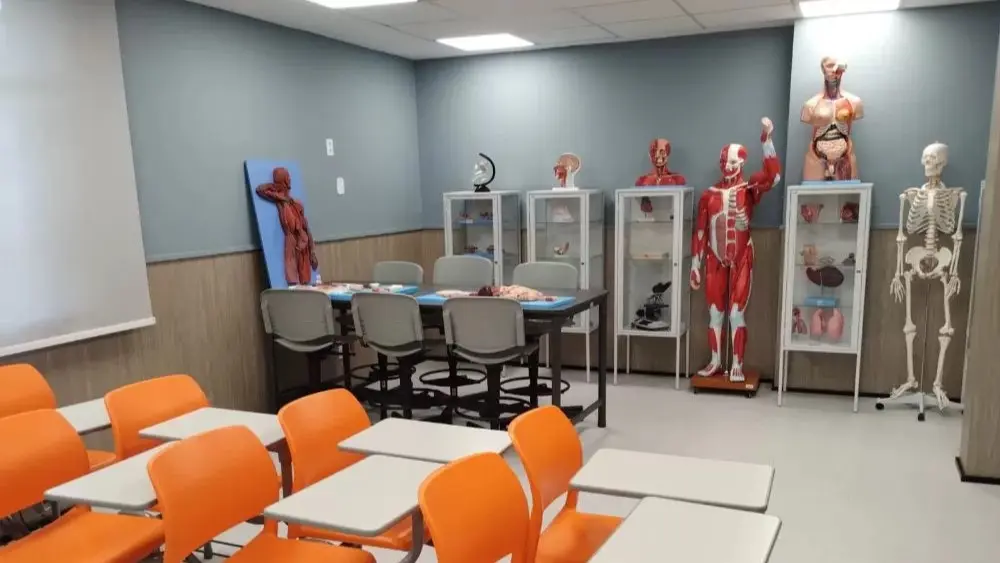 Laboratório de Saúde do Senac-ES em Vila Velha com tecnologia avançada para formação técnica.