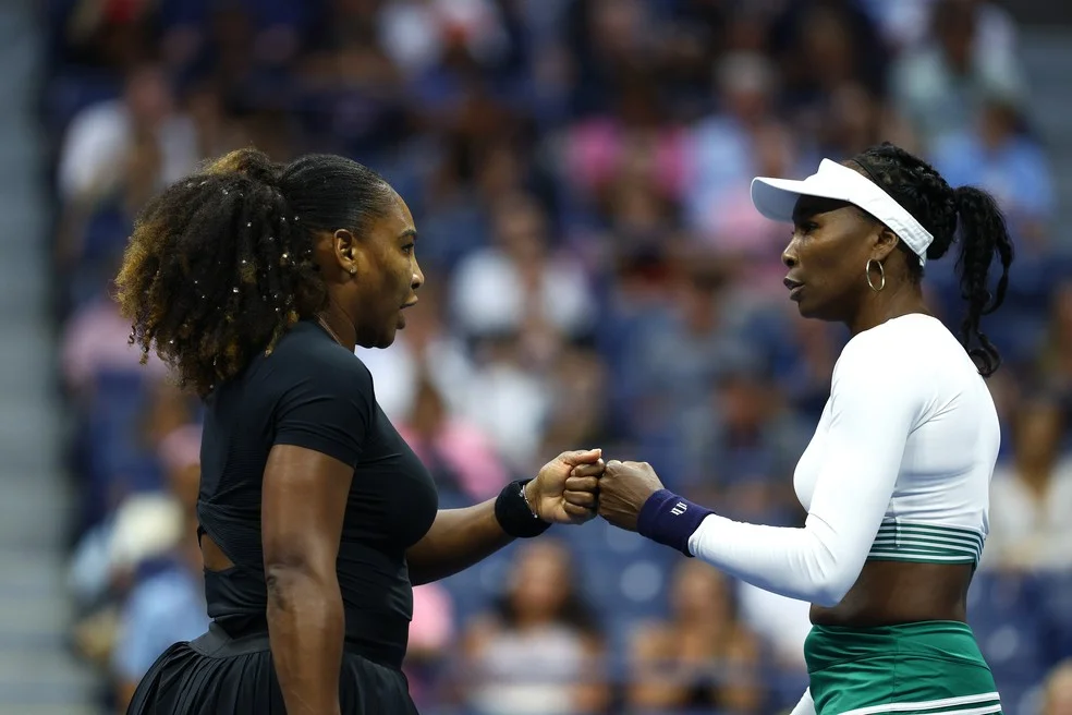 Irmãs Serena e Venus Williams se preparam para jogar em duplas no torneio de Wimbledon.