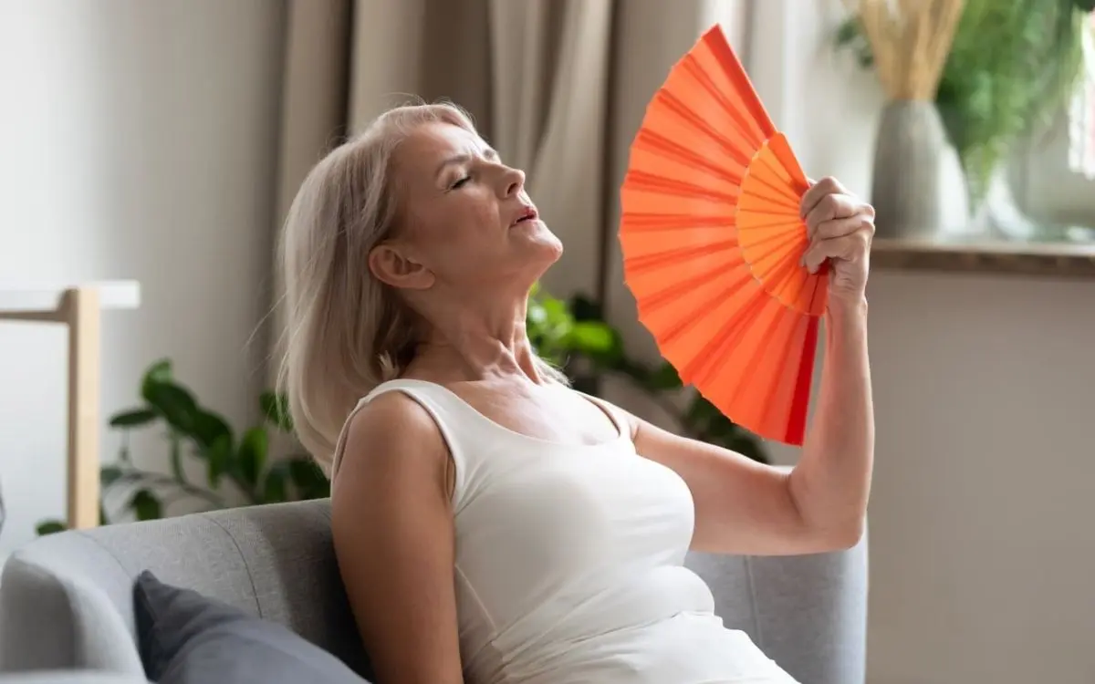 Ondas de calor, insônia e alterações de humor estão entre os sintomas da menopausa e podem afetar a rotina das mulheres nessa fase