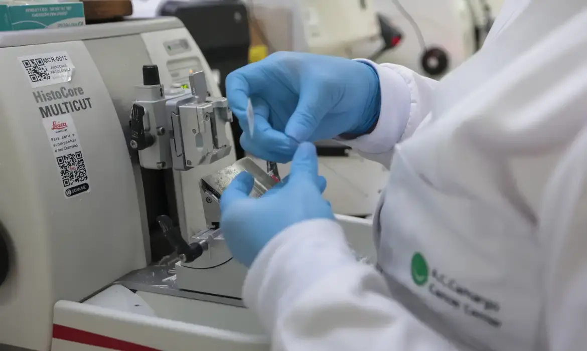 Tratamento combinado de venetoclax e azacitidina para leucemia mieloide em adultos.