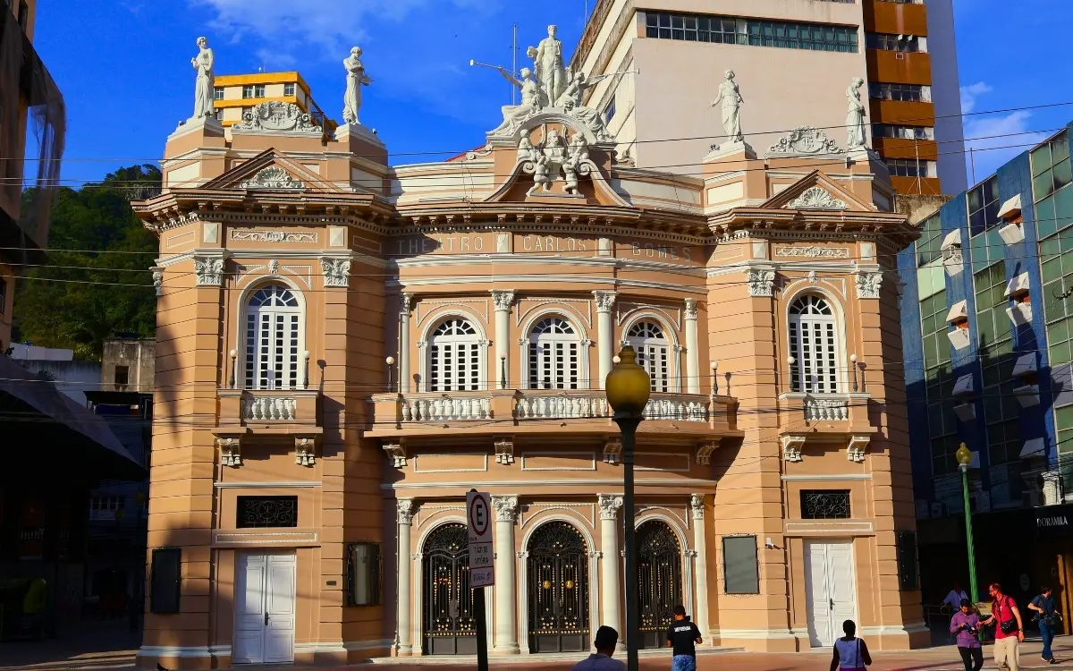 Theatro Carlos Gomes, ícone cultural de Vitória, reabre após restauração significativa.