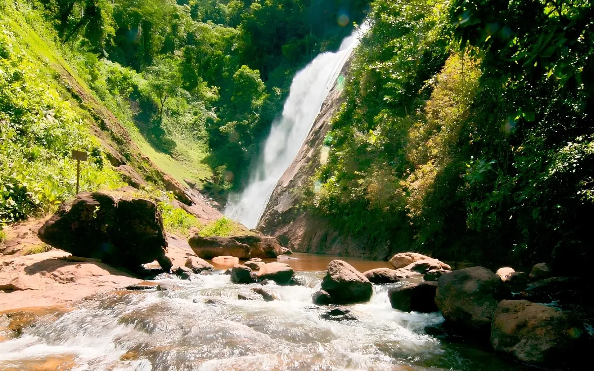 Aumento do turismo no Espírito Santo com mais visitantes e gastos por viagem.