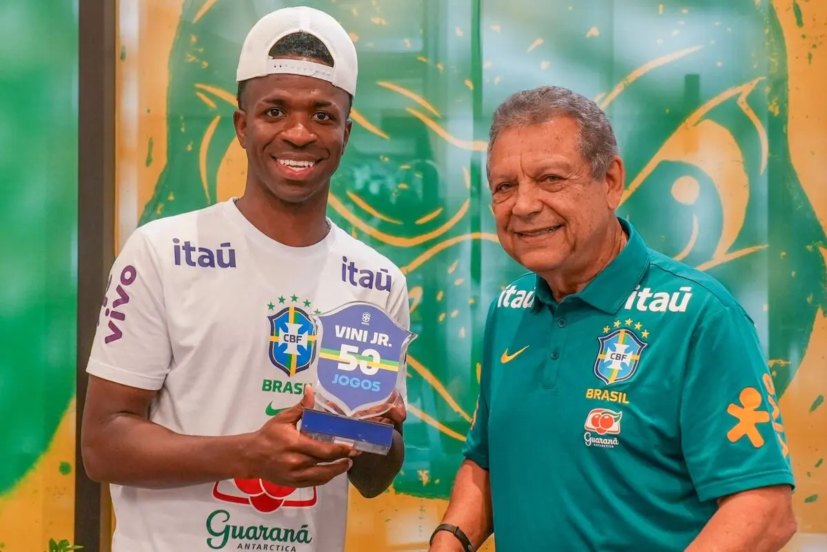 Atacante Vini Jr. recebe troféu da CBF em homenagem pelos 50 jogos na Seleção