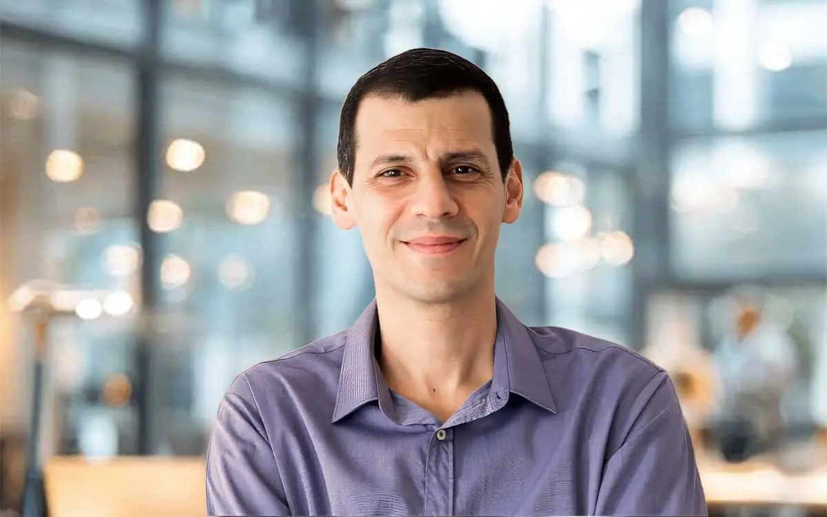 Victor Mazzei é redator publicitário, professor universitário, autor, mestre em História e doutor em Educação Física