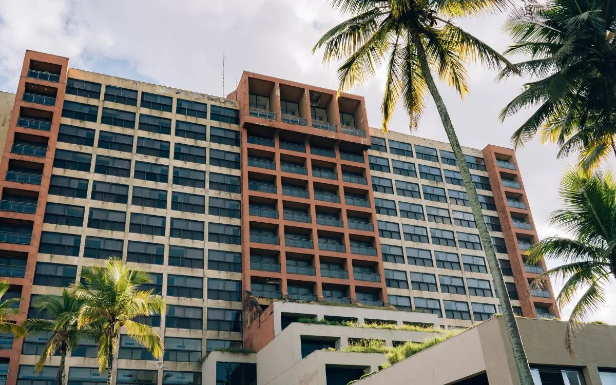 Reconhecida como a maior e mais completa plataforma de arquitetura, design de interiores e paisagismo das Américas, a CASACOR Espírito Santo ocupará, até 8 de setembro, o antigo Hotel Canto do Sol, na orla de Camburi, em Vitória