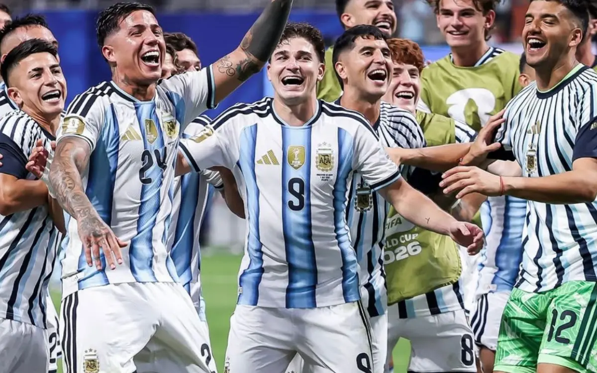 Jogadores da seleção argentina comemoram a vitória sobre o Egito nas oitavas da Copa do Mundo.