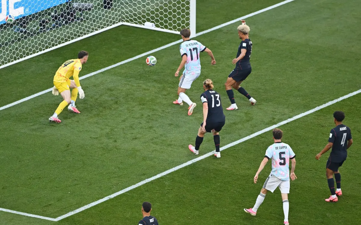Seleção belga comemora vitória por 4 a 1 sobre os Estados Unidos em Seattle.