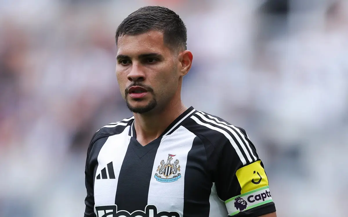 Bruno Guimarães solicita transferência do Newcastle para o Arsenal na Premier League.