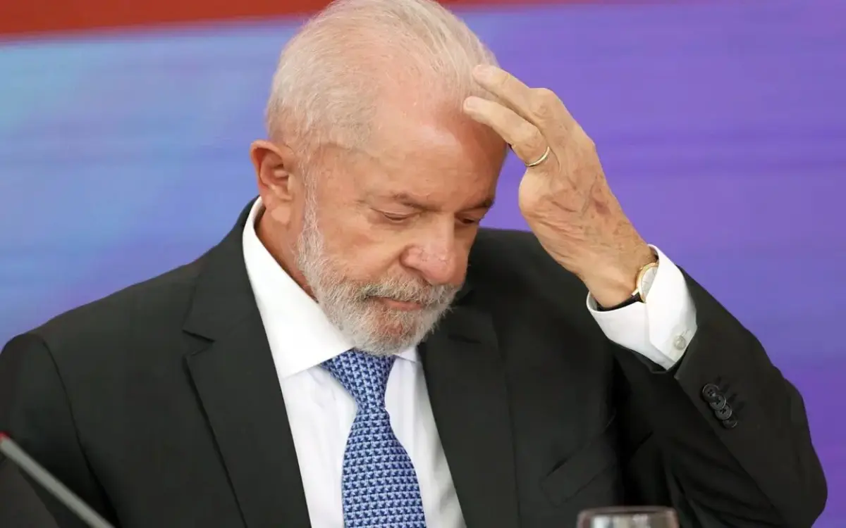 Pesquisa revela intenções de voto entre Lula e Flávio Bolsonaro em eventual segundo turno.
