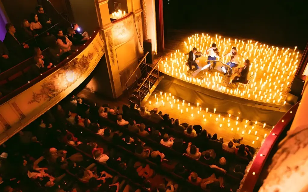 Vitória recebe concerto Candlelight com tributo ao Linkin Park, quarteto de cordas e ambiente iluminado por velas no Teatro do SESI
