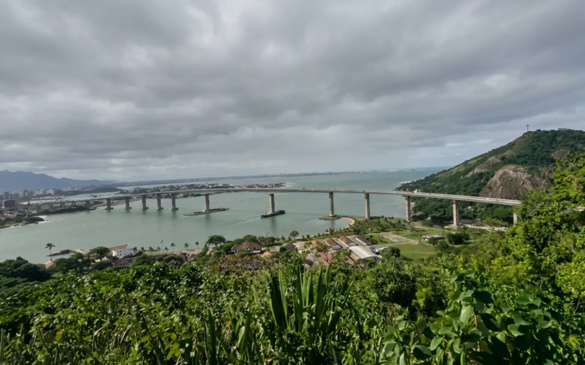 Previsão do tempo para terça-feira no Espírito Santo com chuva e temperaturas amenas.