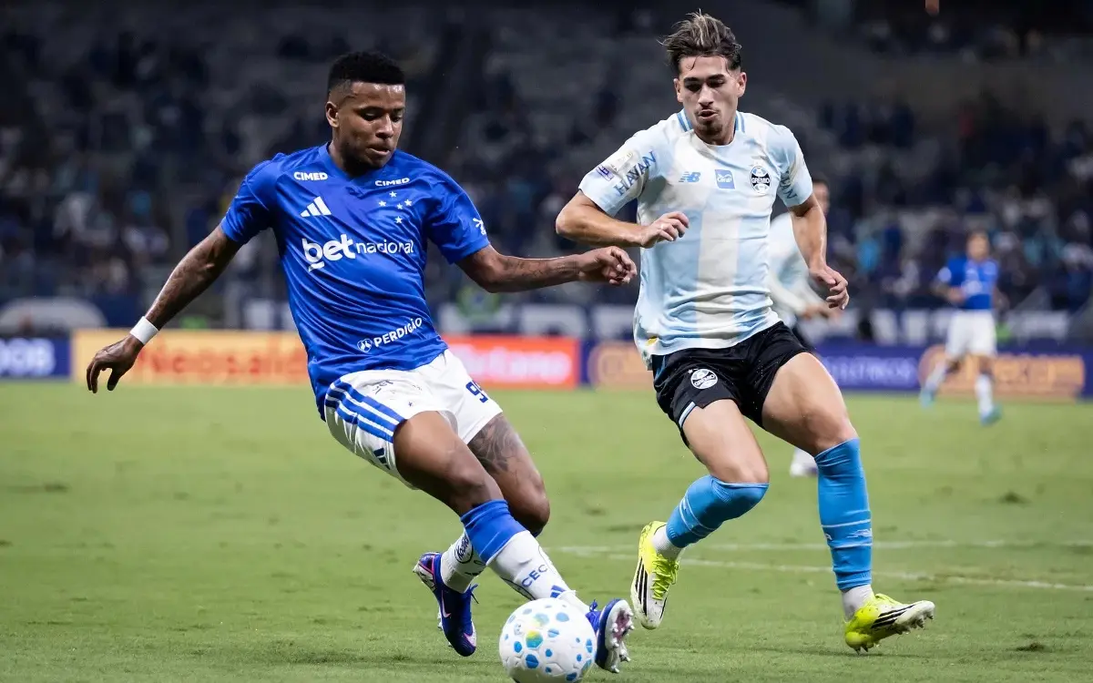 Confronto entre Cruzeiro e Grêmio na Arena BRB Mané Garrincha em Brasília.
