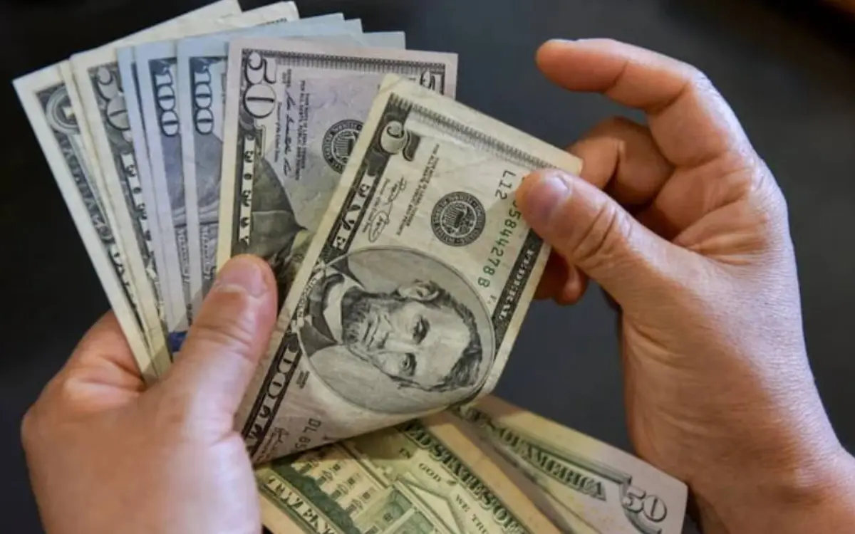 Dólar avança no mercado à vista com queda do petróleo e juros futuros em recuo.