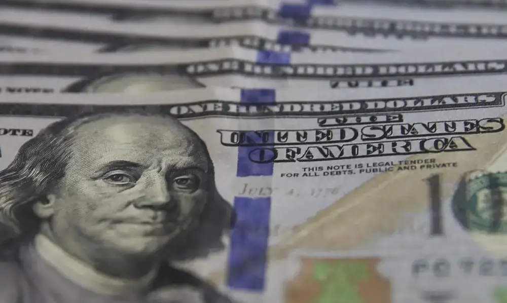 Dólar se valoriza frente ao real após relatório de empregos da ADP nos EUA.