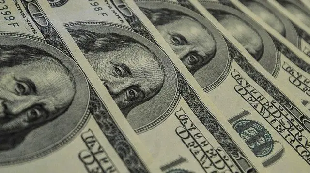 Dólar recua enquanto petróleo sobe e Oriente Médio impacta mercados.