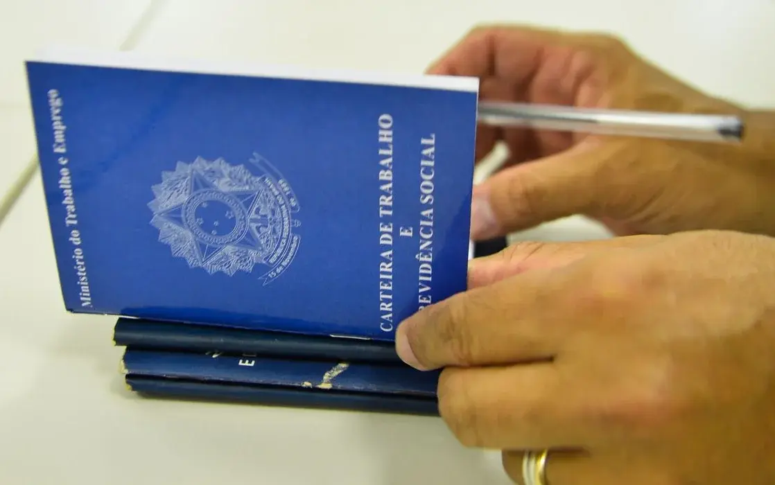 Pesquisa mostra que 69% dos eleitores são a favor do fim da escala de trabalho 6x1.