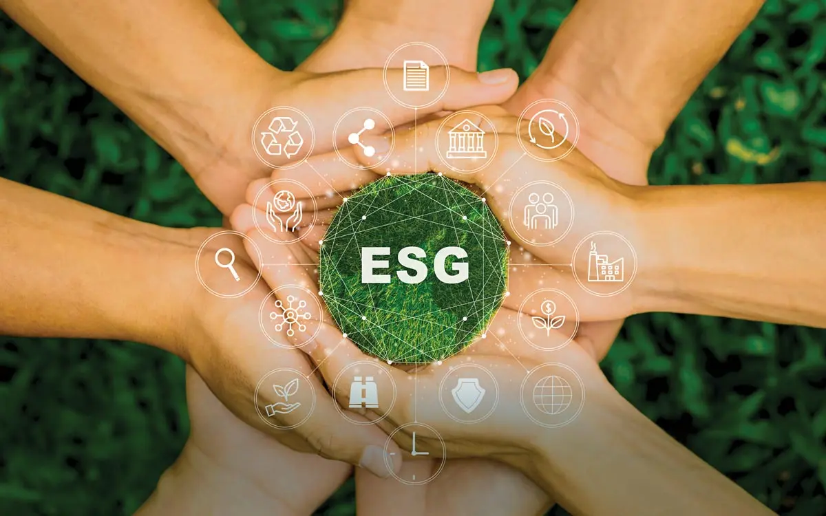 Icone representando ESG em mãos, simbolizando práticas sustentáveis e éticas nos negócios.