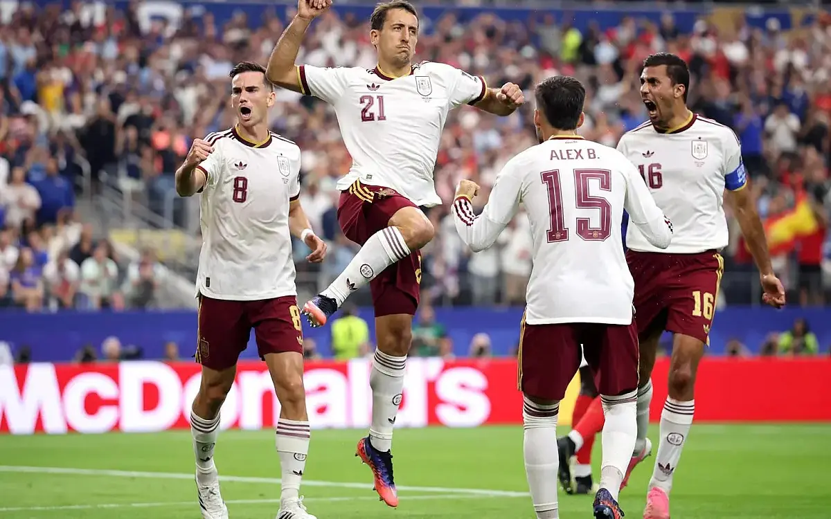 Seleção espanhola celebra vitória sobre a França na semifinal da Copa do Mundo de 2026.