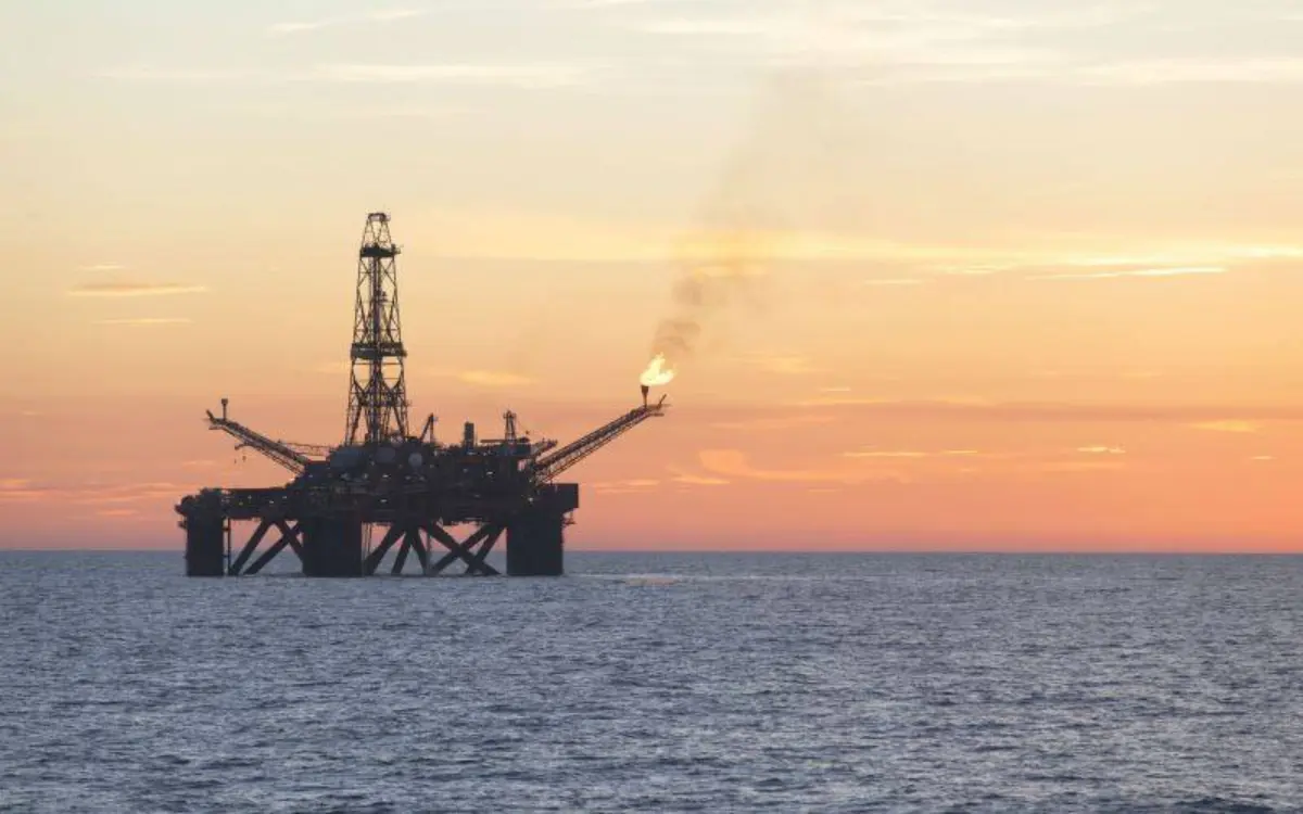 Queda nos estoques de petróleo nos EUA revela pressão sobre preços de energia.